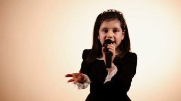 Eva Dragan – Cu capul in nori
